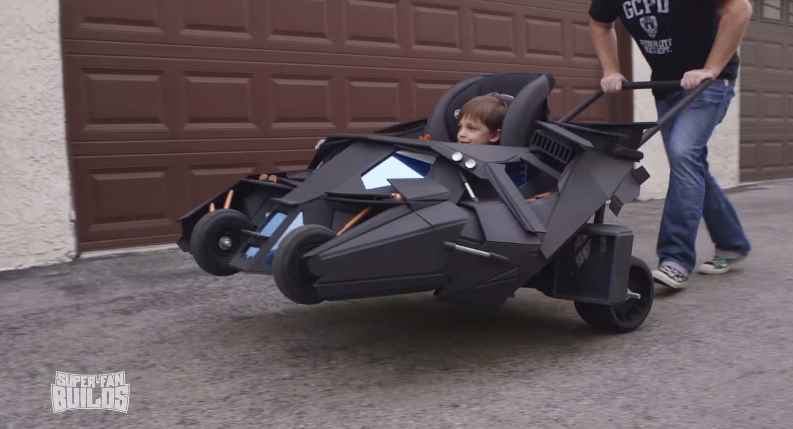 أصبح بإمكان الأطفال التجول على متن سيارة باتمان Arabgt