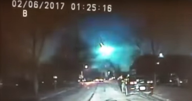 كاميرا دورية شرطة ترصد جسما غريبا يسقط من السماء ليلا | ArabGT