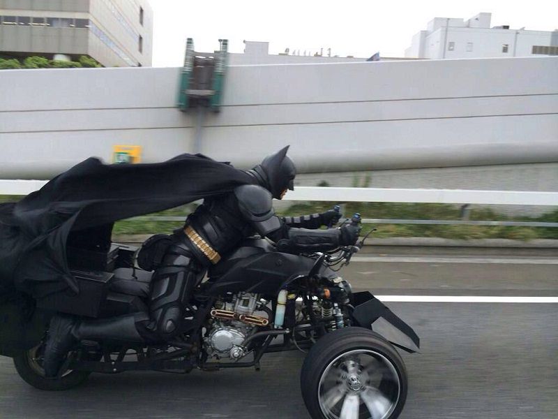 باتمان يتجول على دراجته في اليابان Arabgt
