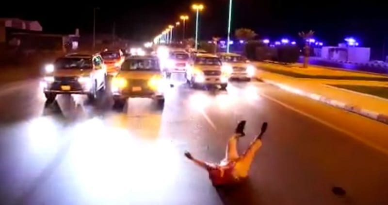 شاهد فيديو : شاب يسقط من سيارة في زفة بالسعودية ويكاد يفقد حياته دهسا ...