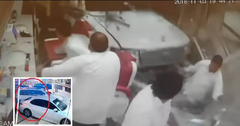 شاهد فيديو لحظة اقتحام سيارة لصالون حلاقة في السعودية Arabgt
