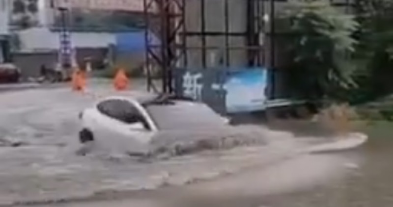 شاهد فيديو : سيارة تسلا تتحدى المياه | ArabGT