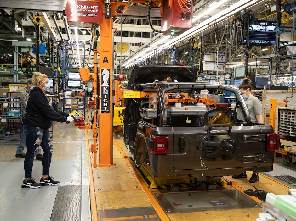 مصنع سيارات جيب يعلن بداية إنتاج رانجلر 4xe ٢٠٢١ | عرب جي تي
